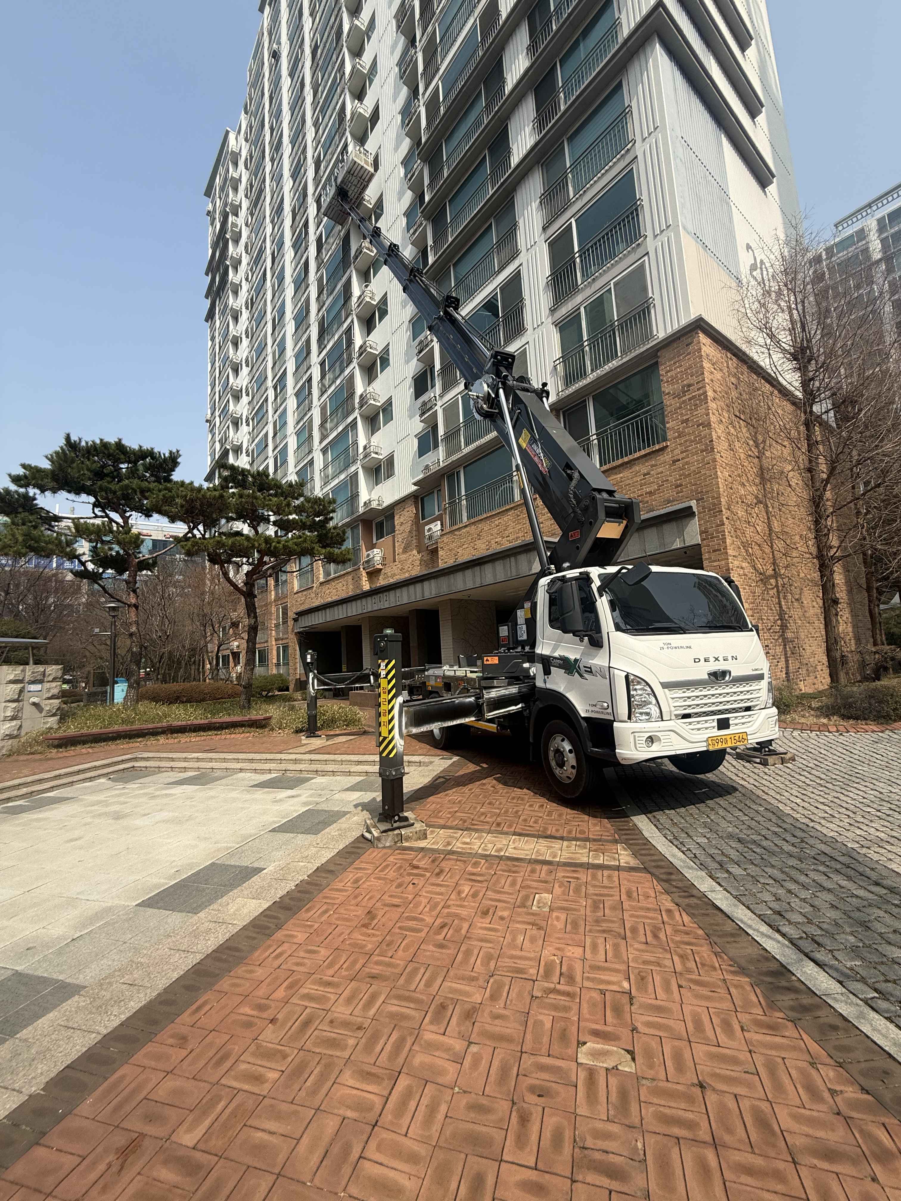 아파트 현장에서 작업 중인 명색스카이 스카이차